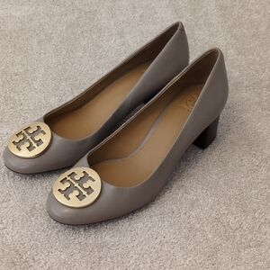 Tory Burch Hope Gray Leather Pumps with Gold Accent